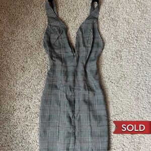 adorable black, white and gray plaid like dress! Forever 21 - size S